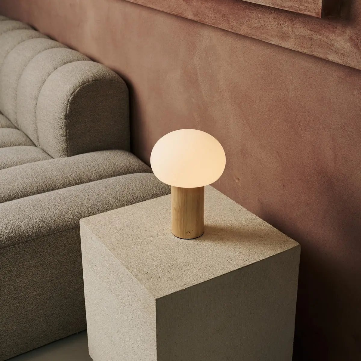 Sam Hellbraune Tischlampe aus Holz | Glas, wiederaufladbarer Akku und vielseitig