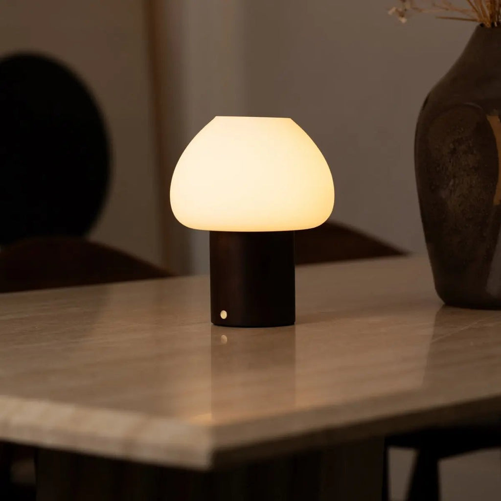 Fynn Dunkelbraune Holzlampe | Wiederaufladbar, dimmbar und stilvoll