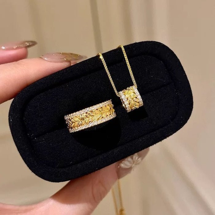 Goldene Ohren des Weizendesignrings und Halskette