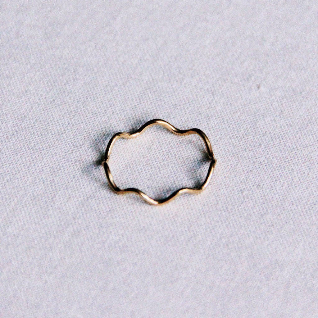 Minimalistischer Wellenring aus rostfreiem Stahl - Gold