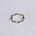 Minimalistischer Wellenring aus rostfreiem Stahl - Gold