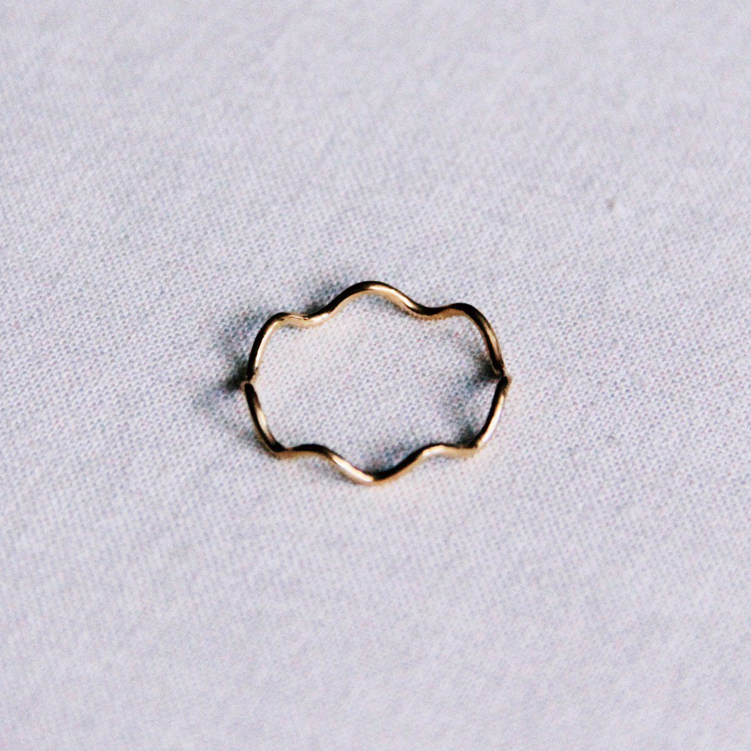 Minimalistischer Wellenring aus rostfreiem Stahl - Gold