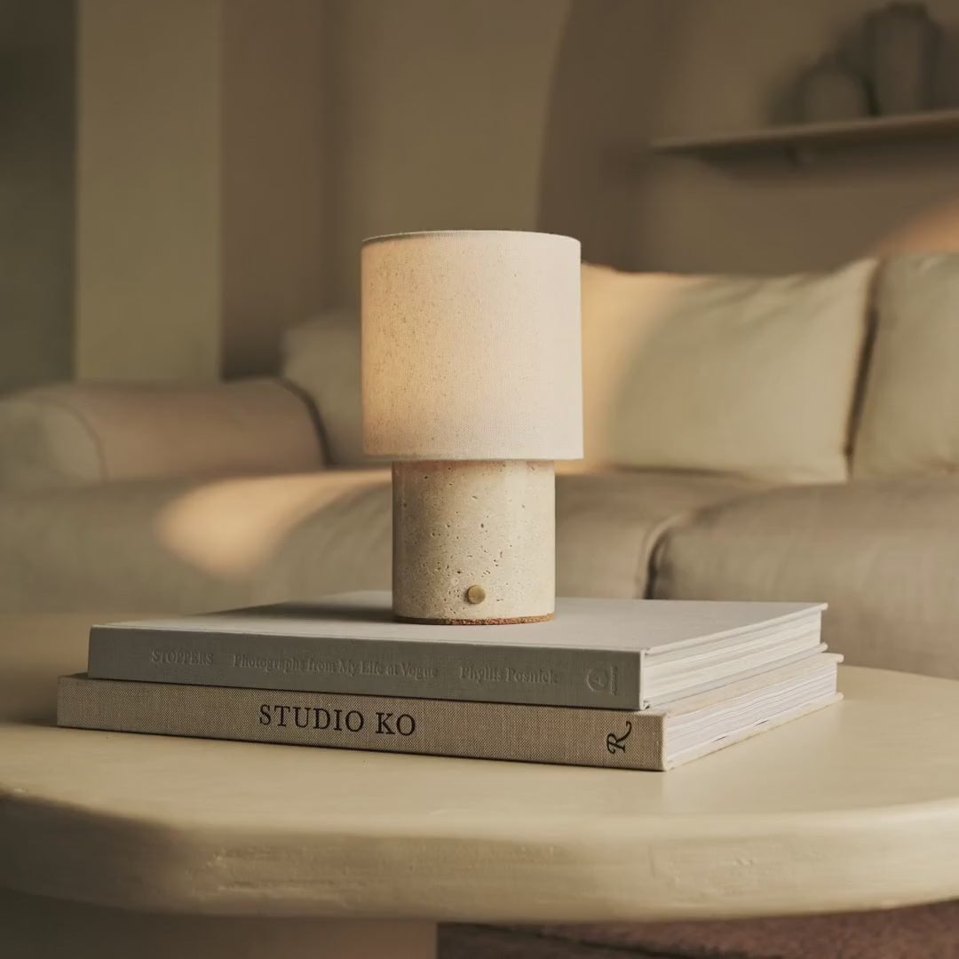 Cuyp Green – Verde Alpi Marmor Wiederaufladbare Tischlampe | Kabellos, über USB wiederaufladbar und bis zu 100 Stunden Licht