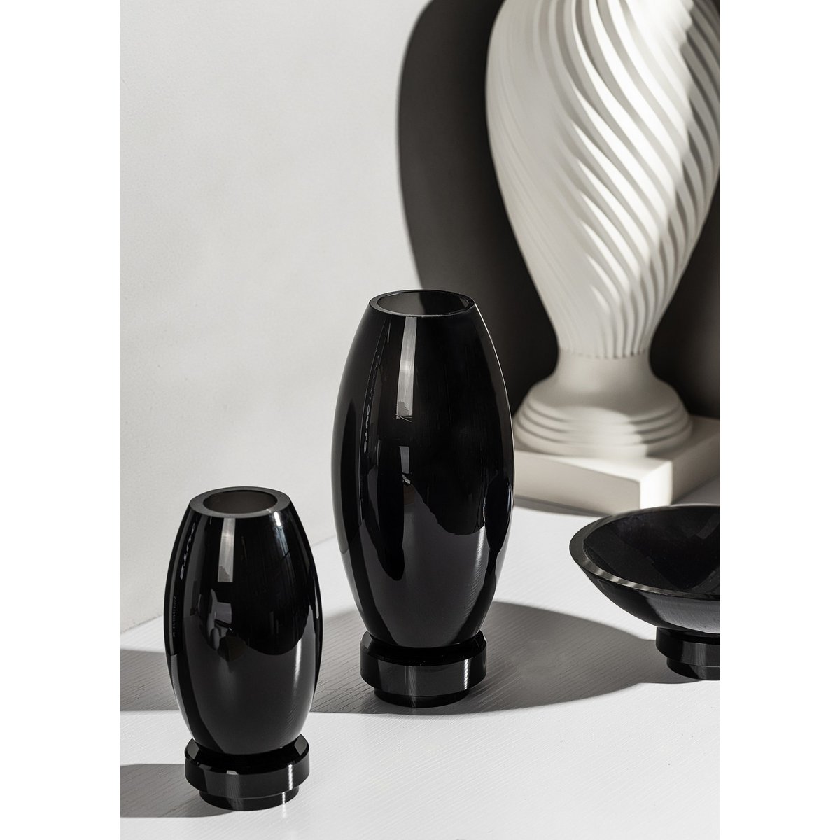 Kleine moderne Vase, innovatives Design, Rückseite aus hochwertigem Glas. RUD15ZW