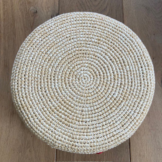 Luna-Leena niedriger runder Kinderhocker Gänseblümchen – Sand – Bio-Baumwolle und Schaumstoff – handgehäkelt in Nepal