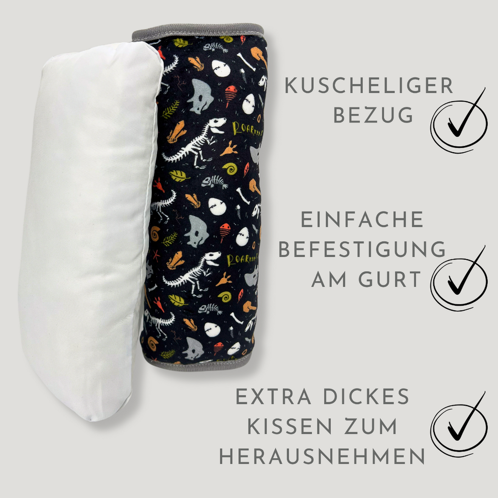 Kind schläft mit Dino Skelett Nackenkissen im Auto
