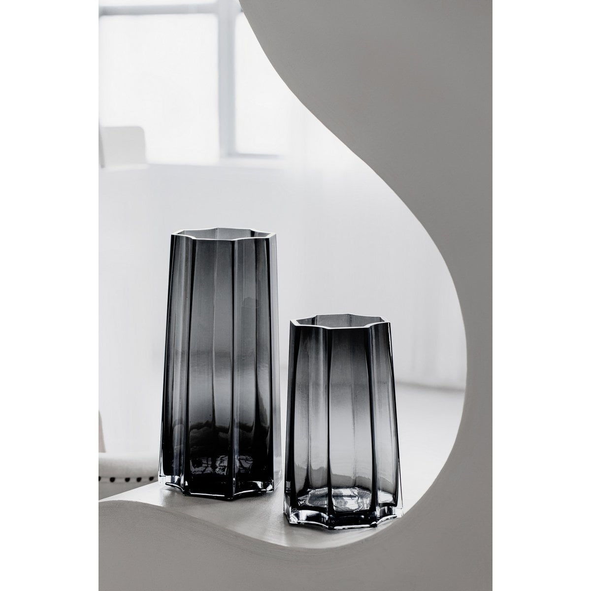 Graue LENOX Vase - modern-klassische belgische Designer-Vase