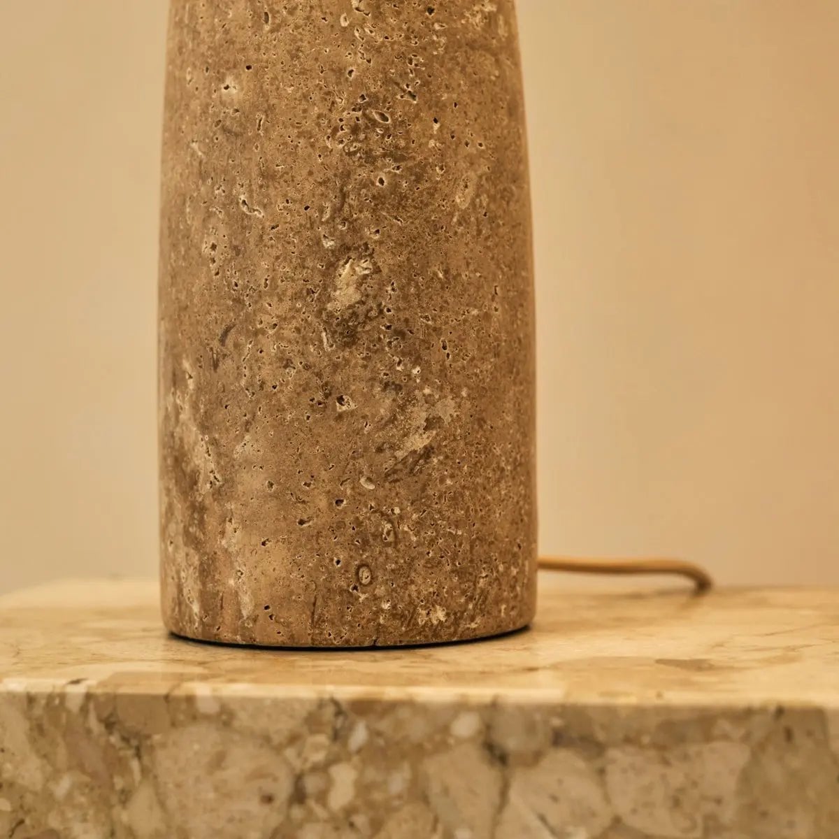 Isla Travertinlampe | Baumwollschirm und zeitloses Design H:63cm