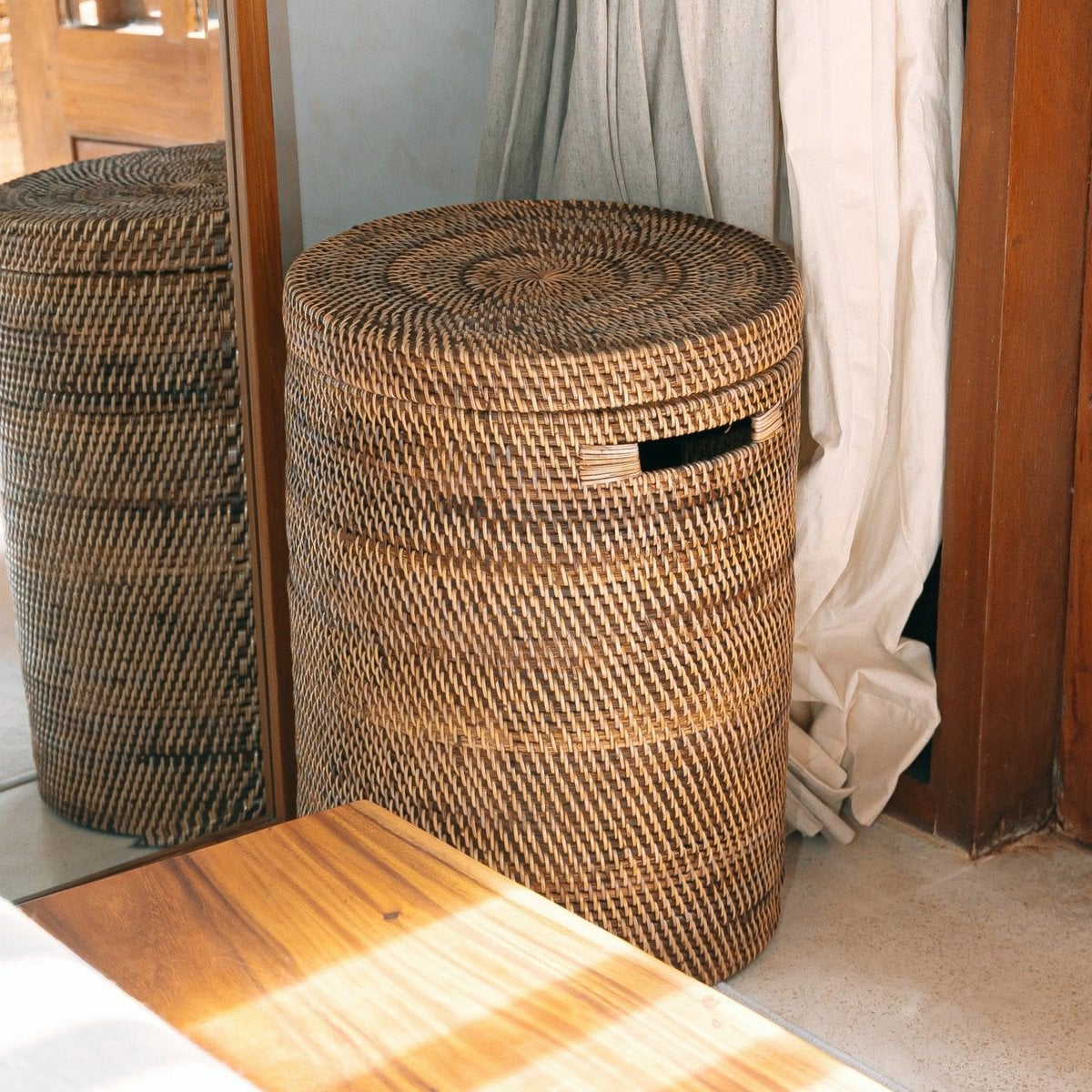 Großer Wäschekorb mit Deckel - gewebter runder Korb - brauner Boho -Aufbewahrungskorb - Dekorativer Rattankorb (2 Größen Ø 36/40 cm) Sari (braun)
