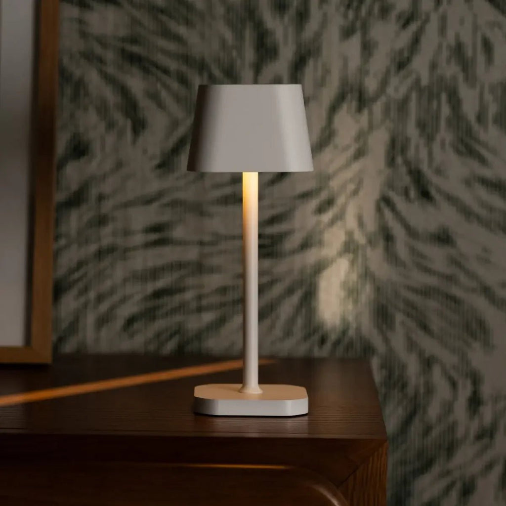 Ava Weiße wiederaufladbare Tischlampe | Stilvolle, kabellose und dimmbare Beleuchtung
