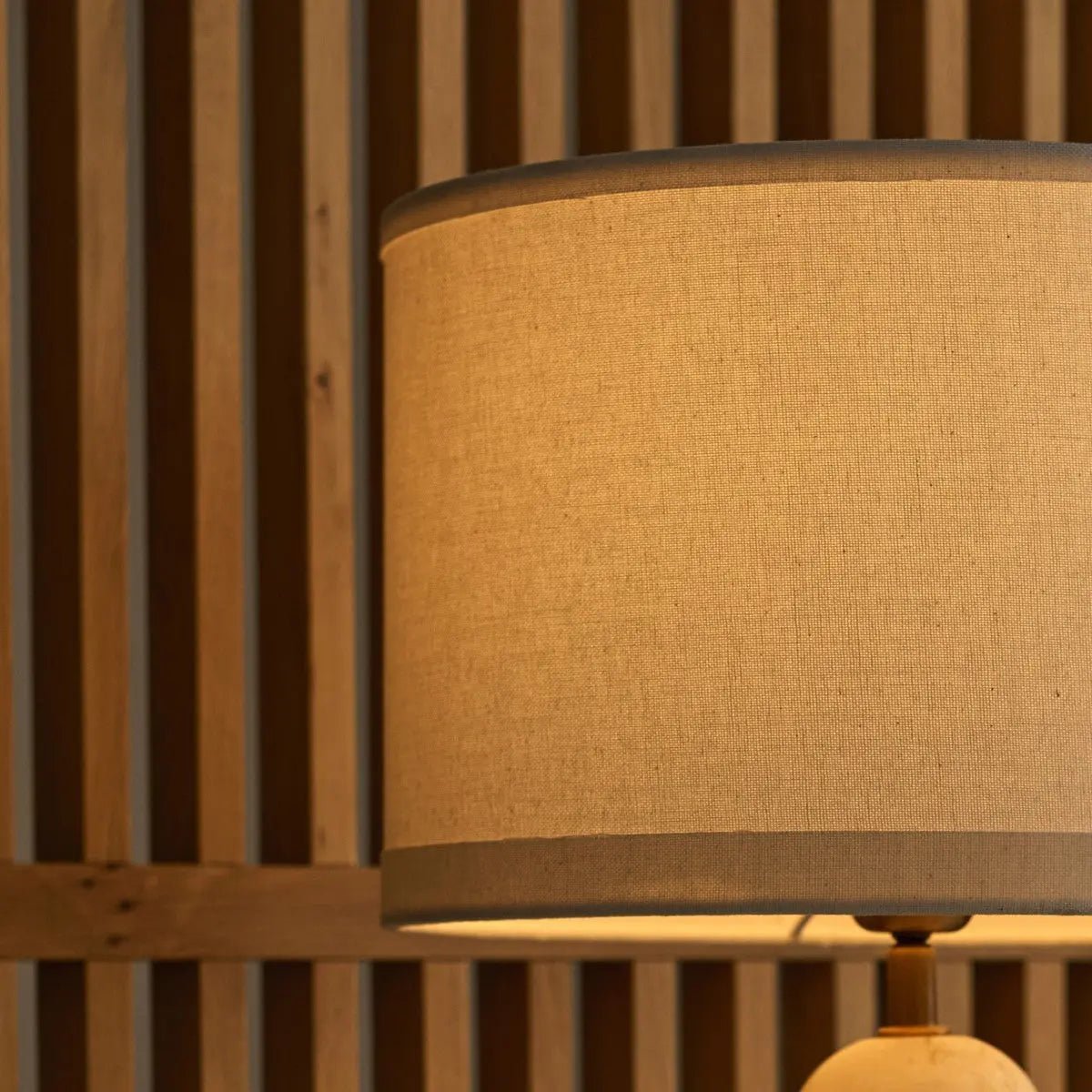Charlotte Marmorlampe | Baumwollschirm und elegante Beleuchtung
