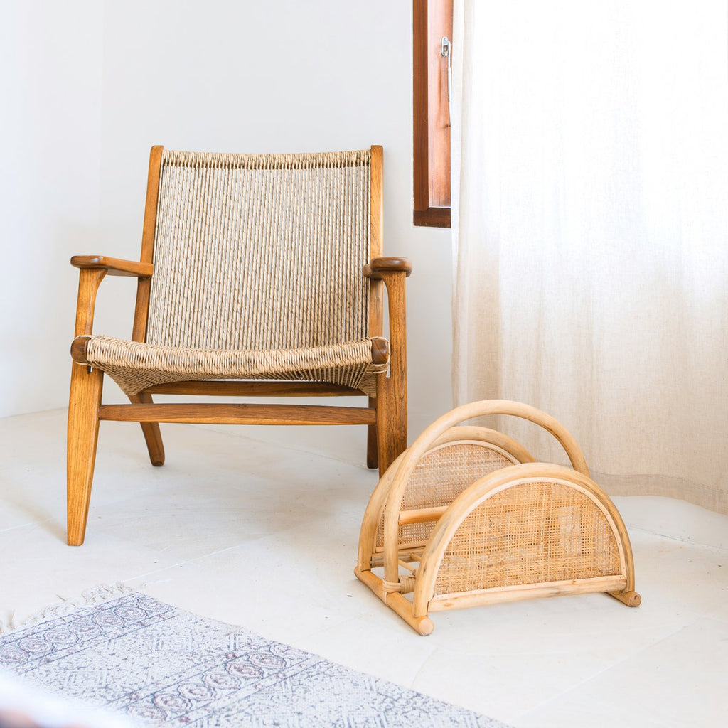 Rattan-Zeitungskorb ALOR mit Zeitschriften befüllt, Wohnzimmer-Deko
