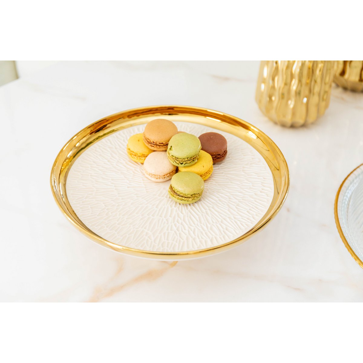 Cremige Kuchenschale mit goldener Kante