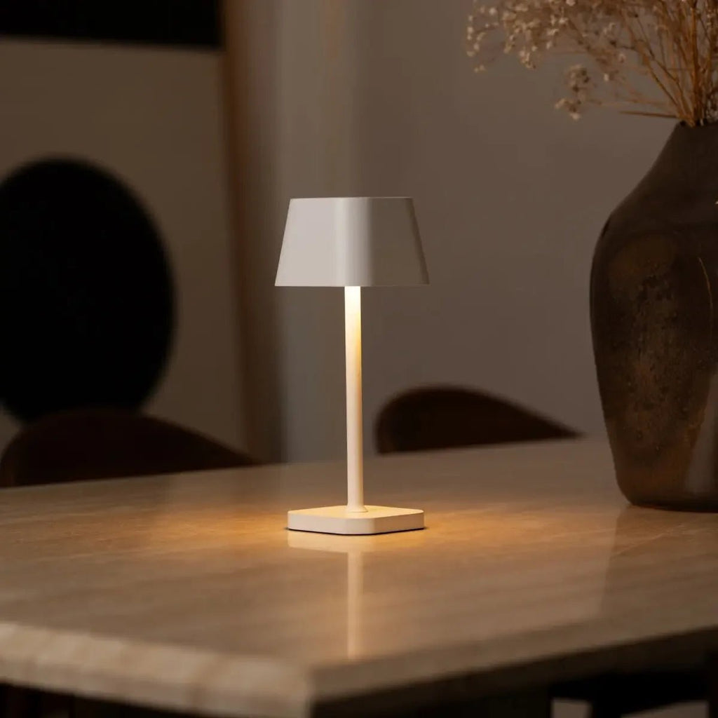 Ava Weiße wiederaufladbare Tischlampe | Stilvolle, kabellose und dimmbare Beleuchtung