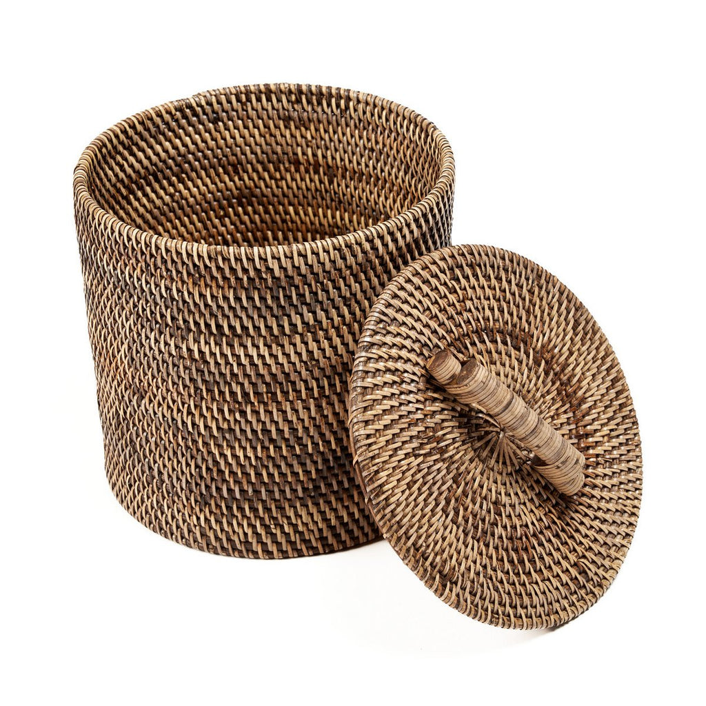 Niedriger Rattan-Mülleimer im Boho-Stil, dekorativ im Wohnraum