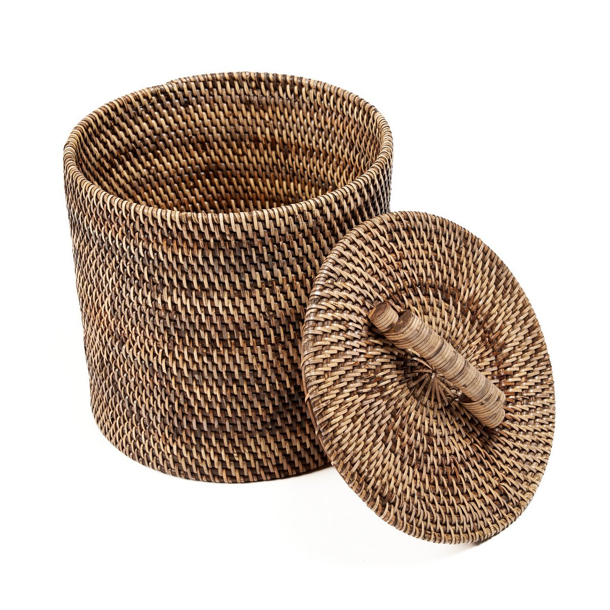 Niedriger Rattan-Mülleimer im Boho-Stil, dekorativ im Wohnraum