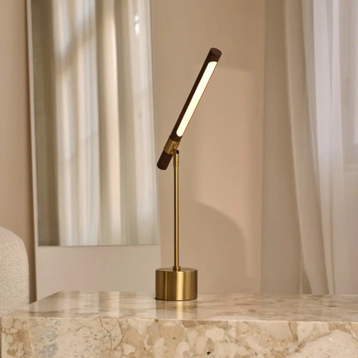 Livia goldene Metalllampe mit Holz – verstellbare LED, skandinavisches Design für Büro und Wohnzimmer