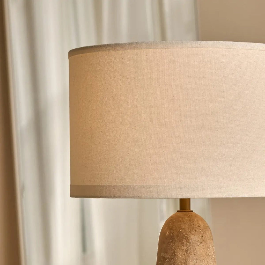Isla Travertinlampe | Baumwollschirm und zeitloses Design H:63cm