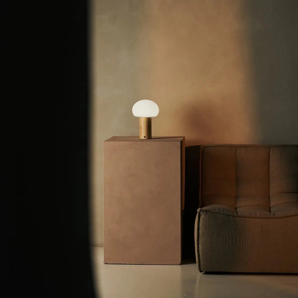 Sam Hellbraune Tischlampe aus Holz | Glas, wiederaufladbarer Akku und vielseitig