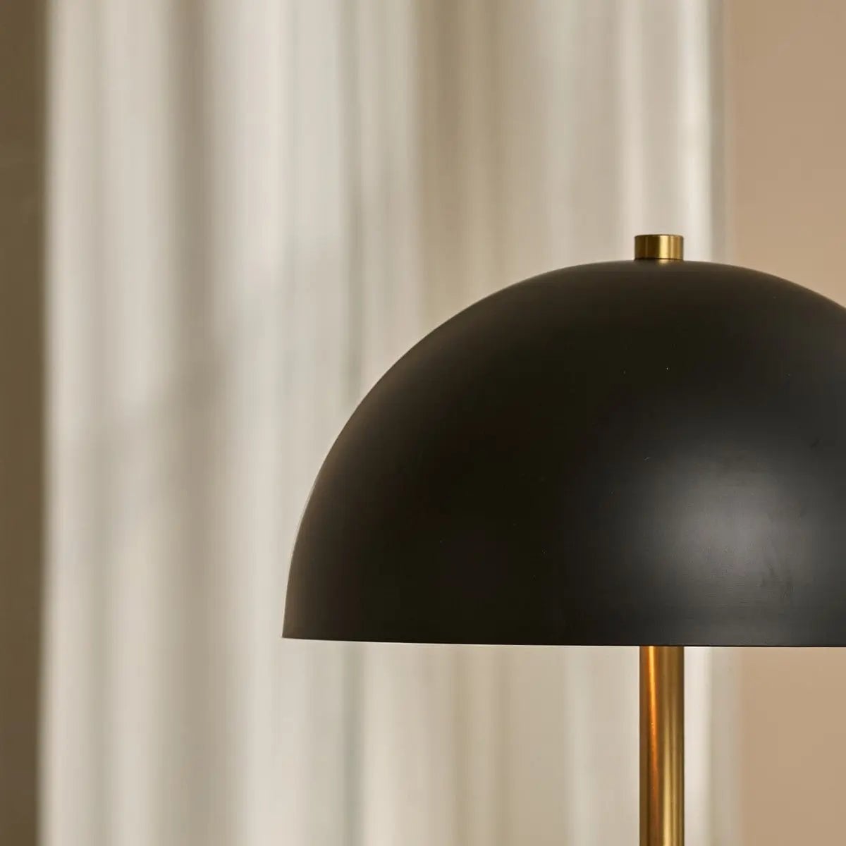 Lola Gold & Schwarz Tischlampe | Elegantes Metalldesign