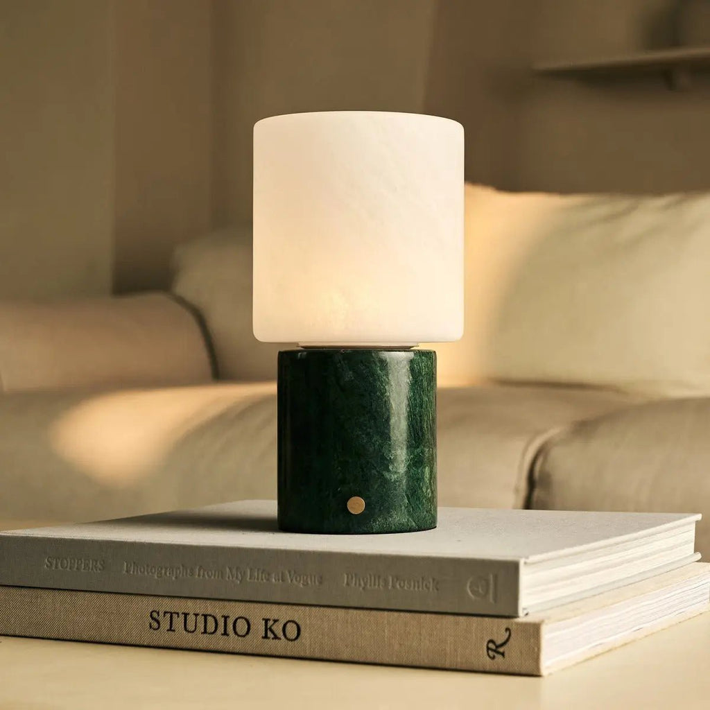 Cuyp Green – Verde Alpi Marmor Wiederaufladbare Tischlampe | Kabellos, über USB wiederaufladbar und bis zu 100 Stunden Licht