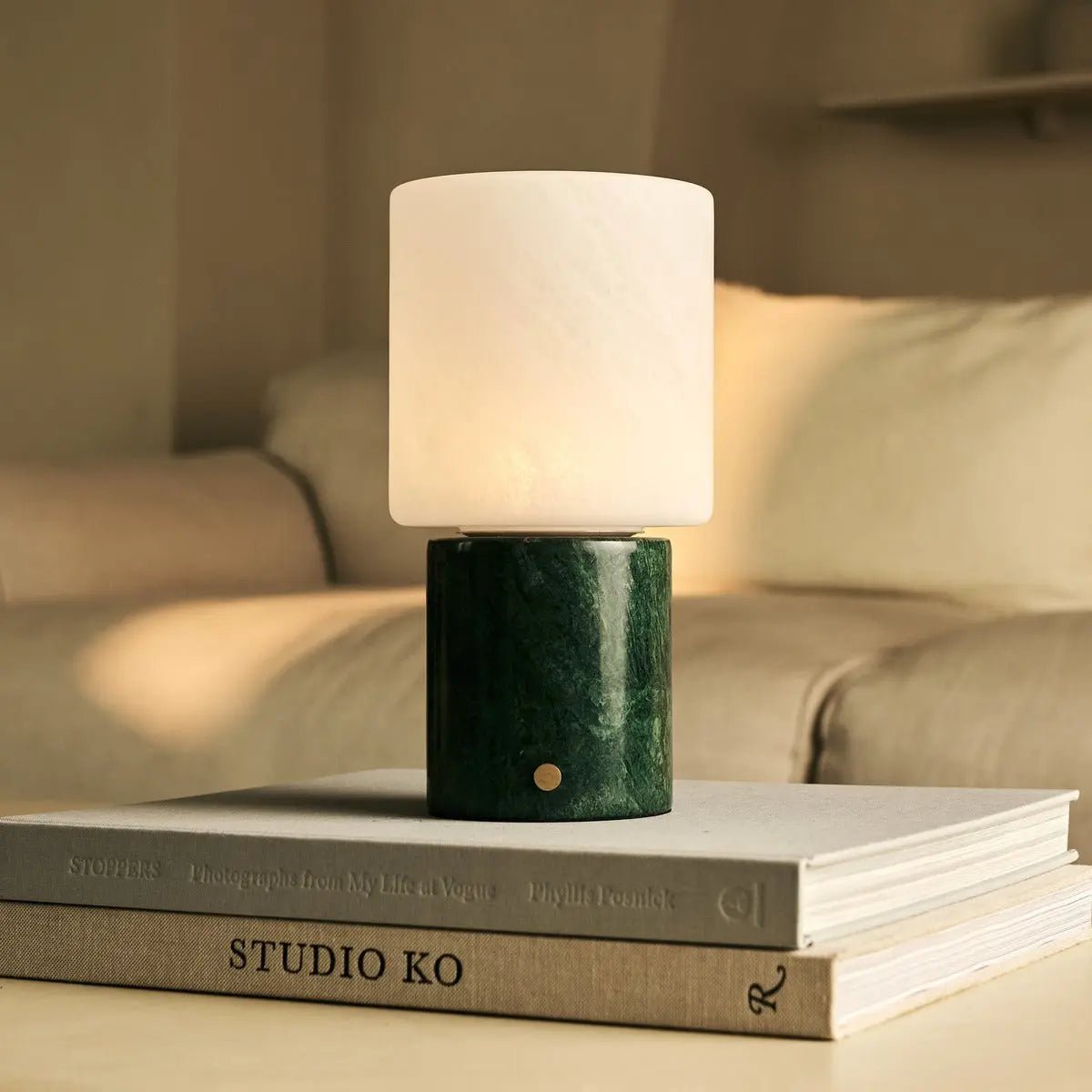Cuyp Green – Verde Alpi Marmor Wiederaufladbare Tischlampe | Kabellos, über USB wiederaufladbar und bis zu 100 Stunden Licht
