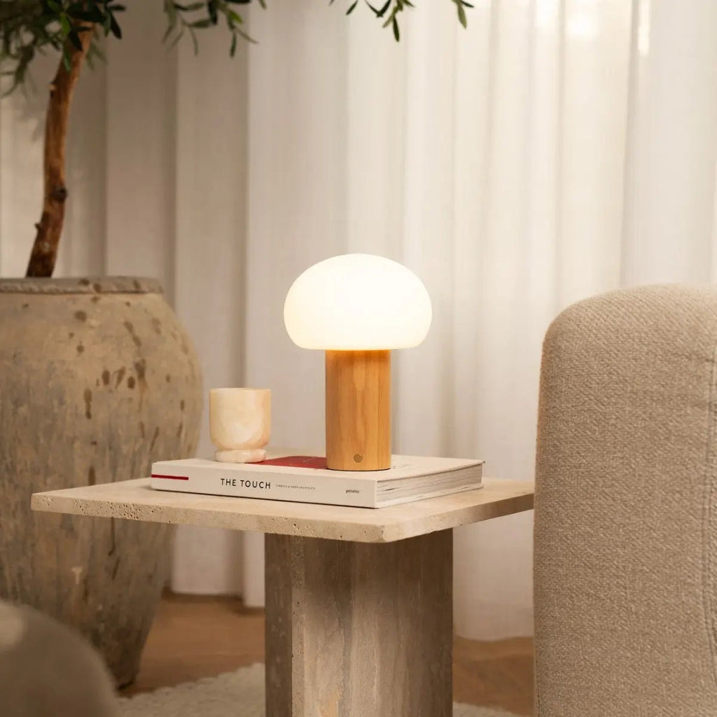 Sam Hellbraune Tischlampe aus Holz | Glas, wiederaufladbarer Akku und vielseitig