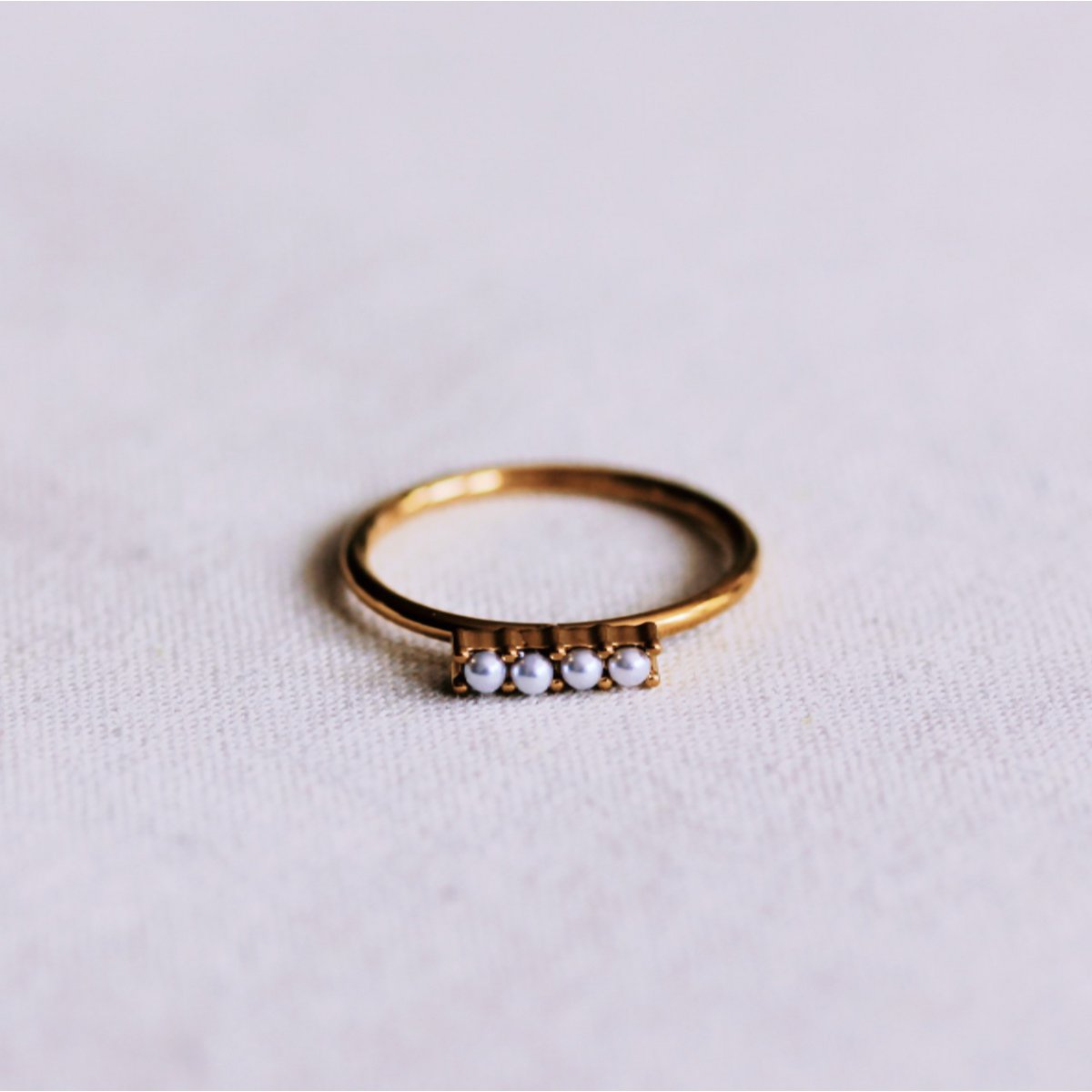 Minimalistischer Ring mit Perlenstab