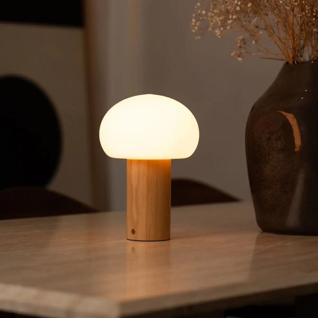 Sam Hellbraune Tischlampe aus Holz | Glas, wiederaufladbarer Akku und vielseitig