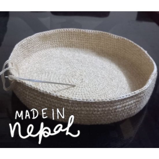 Luna-Leena niedriger runder Kinderhocker Gänseblümchen – Sand – Bio-Baumwolle und Schaumstoff – handgehäkelt in Nepal