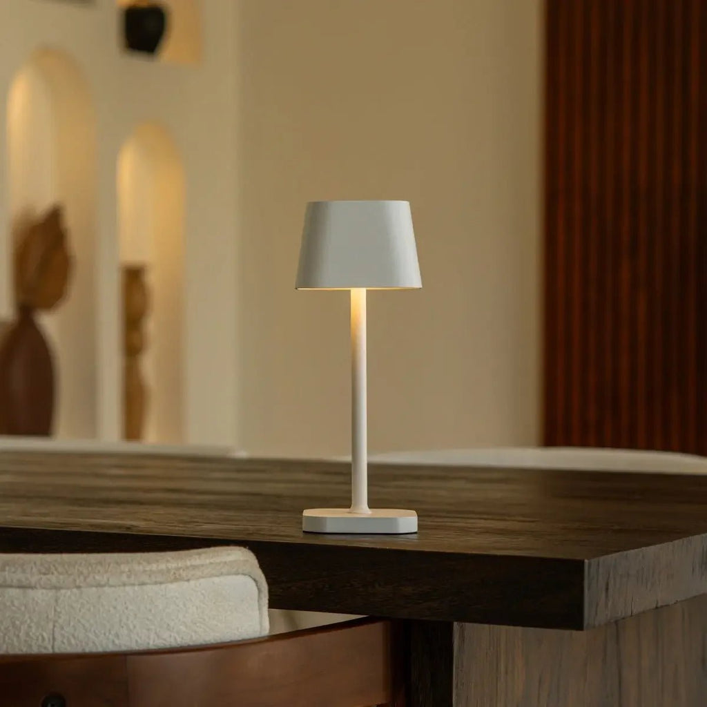 Ava Weiße wiederaufladbare Tischlampe | Stilvolle, kabellose und dimmbare Beleuchtung
