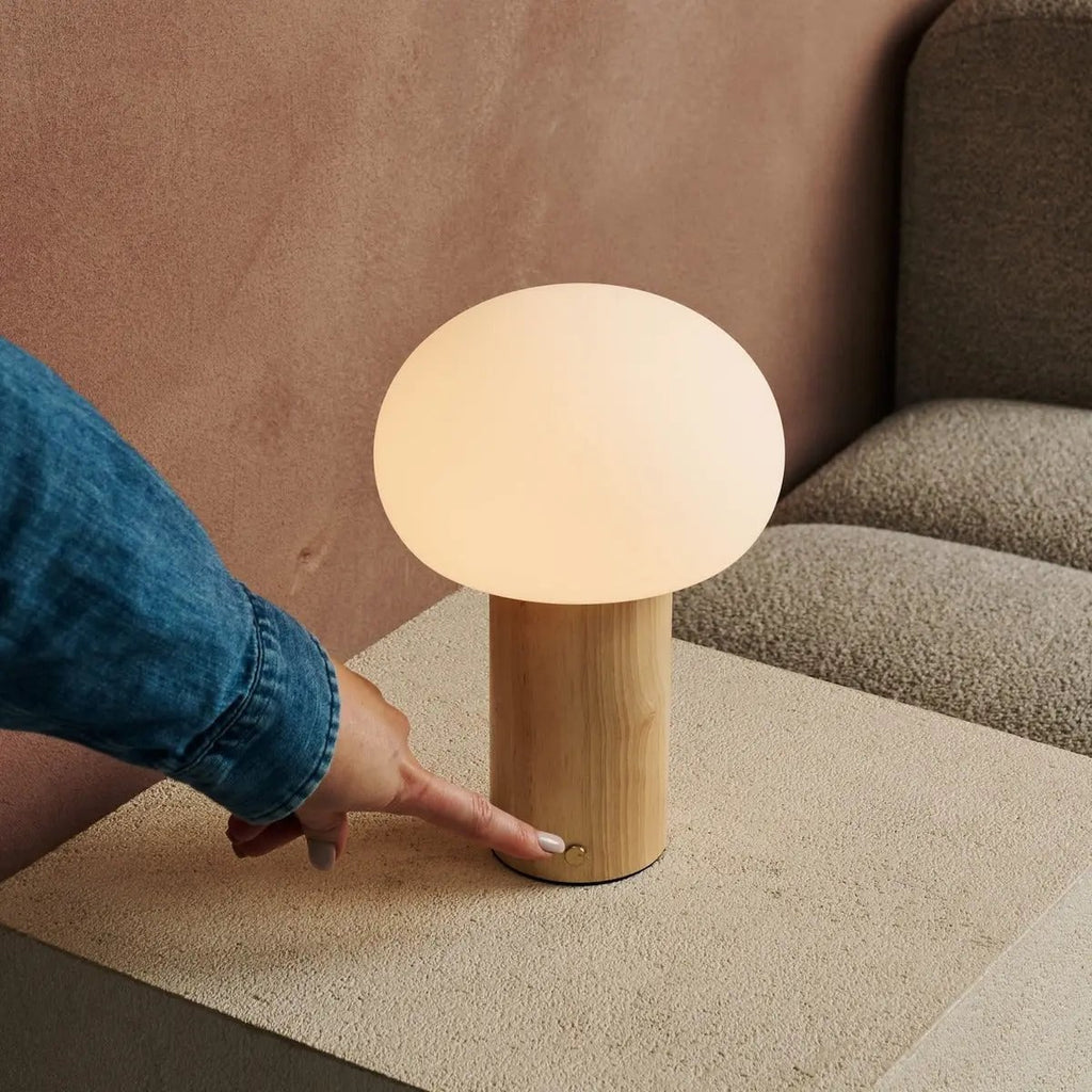 Sam Hellbraune Tischlampe aus Holz | Glas, wiederaufladbarer Akku und vielseitig