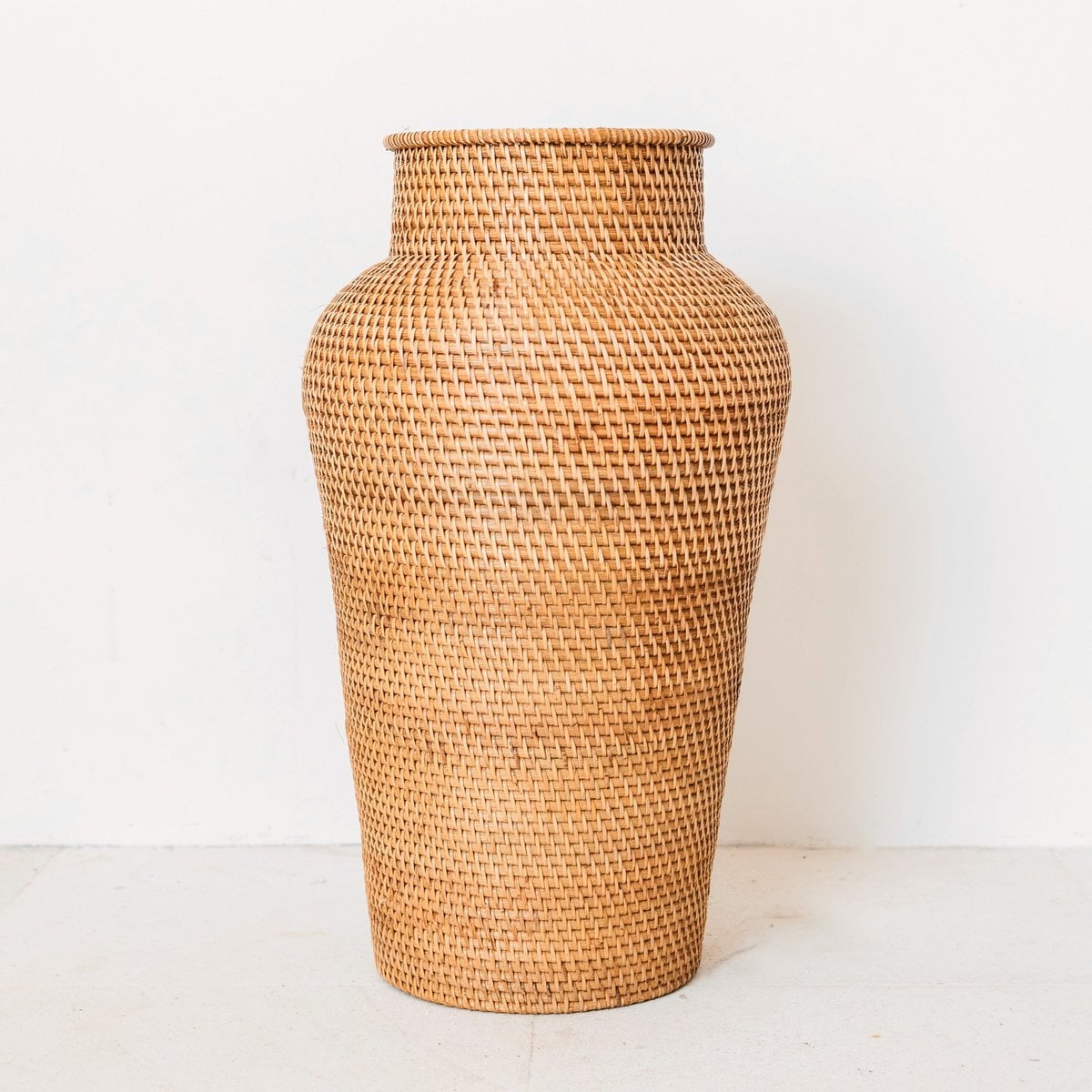Rattan Bodenvase 56 cm hoch - stilvolle Dekoration von 4Decor