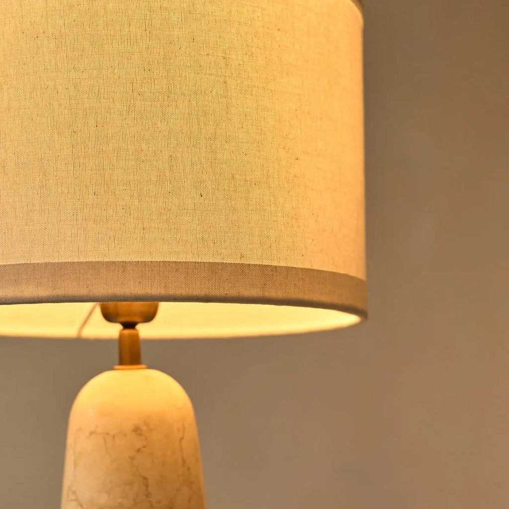 Charlotte Marmorlampe | Baumwollschirm und elegante Beleuchtung