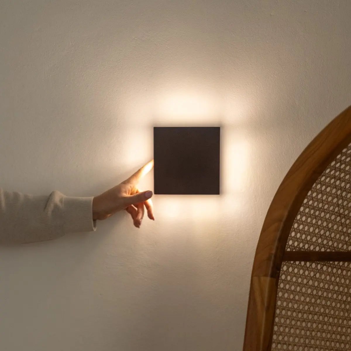 Lane Black kabellose Wandleuchte – wiederaufladbare und dimmbare Lampe aus Naturholz