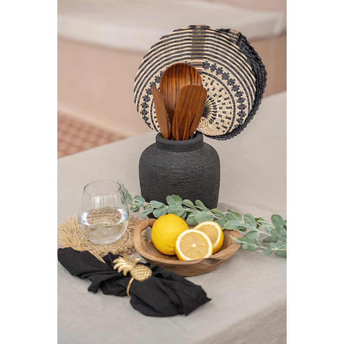 Peaky Designer-Vase in Schwarz mit getrockneten Blumen