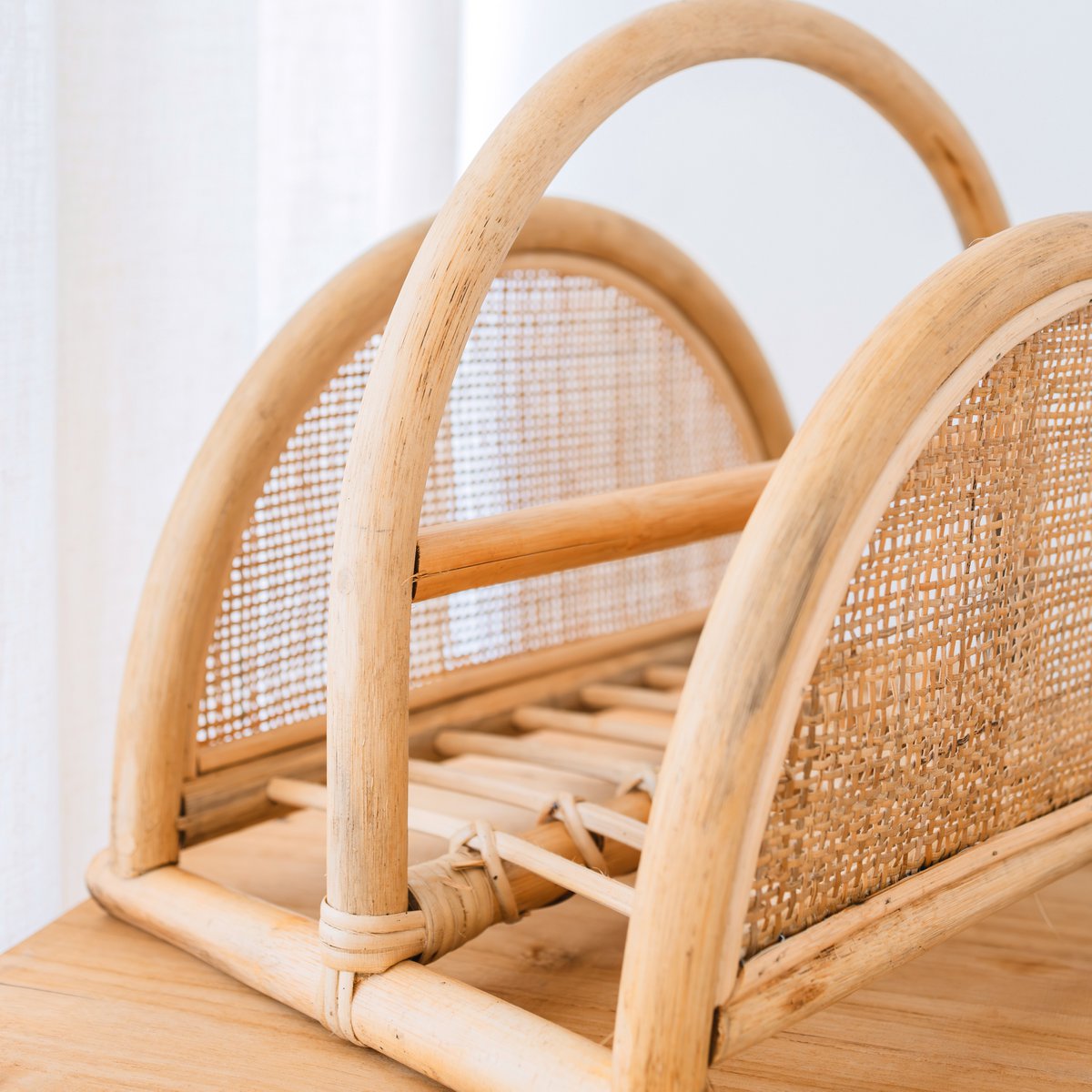 Zeitungsständer ALOR Rattan handgeflochten, Seitenansicht
