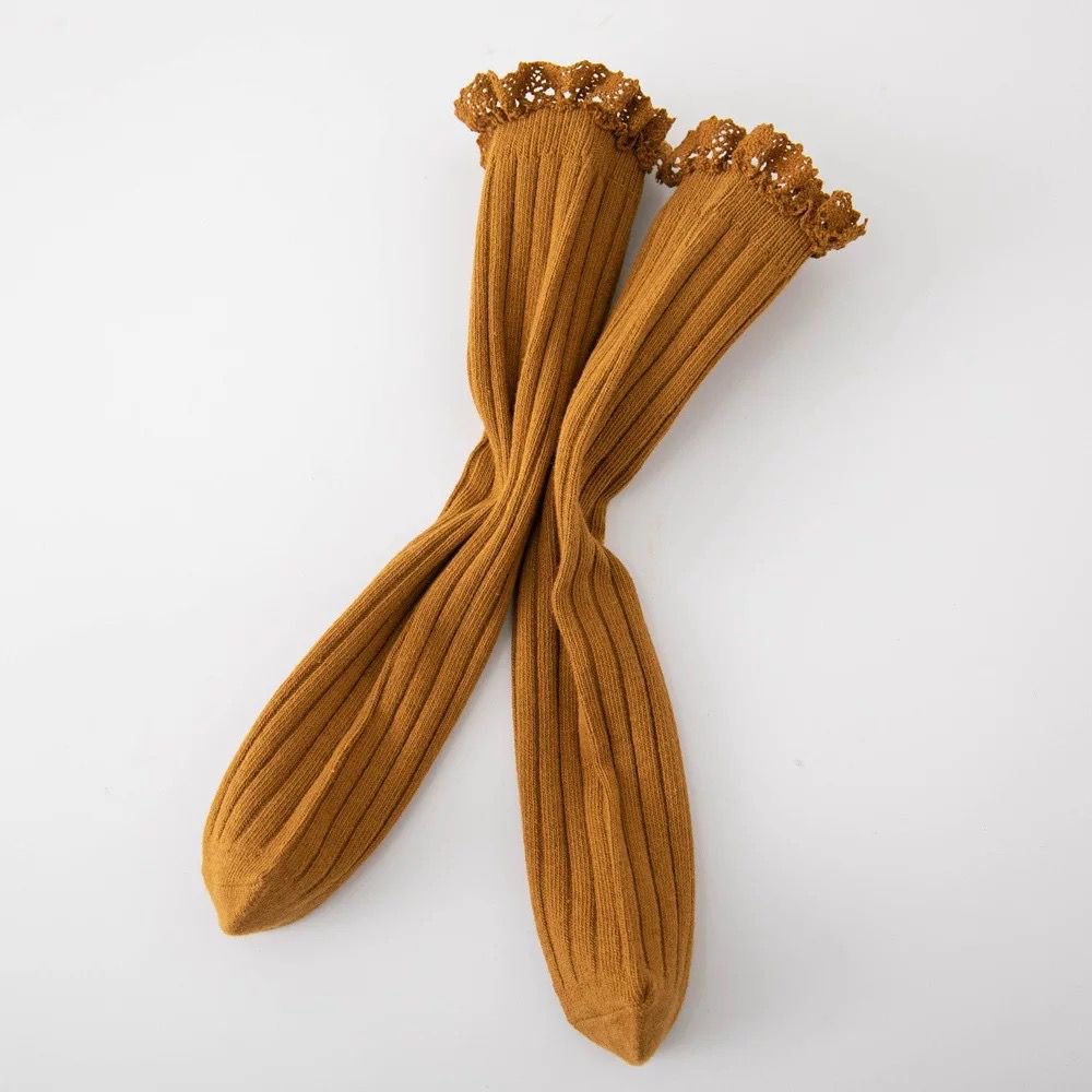Gerippte Kniestrümpfe mit Spitze