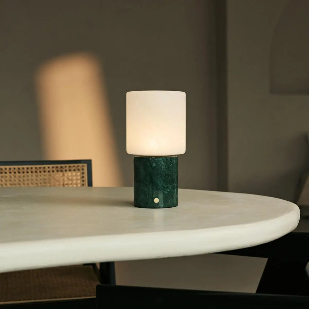 Cuyp Green – Verde Alpi Marmor Wiederaufladbare Tischlampe | Kabellos, über USB wiederaufladbar und bis zu 100 Stunden Licht