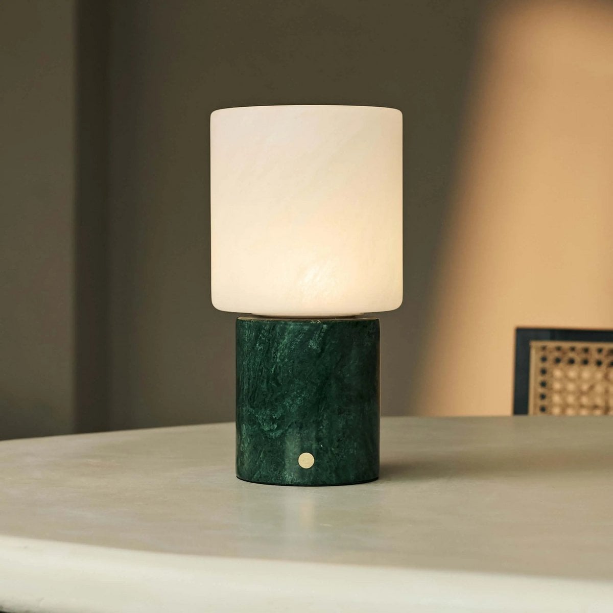 Cuyp Green – Verde Alpi Marmor Wiederaufladbare Tischlampe | Kabellos, über USB wiederaufladbar und bis zu 100 Stunden Licht
