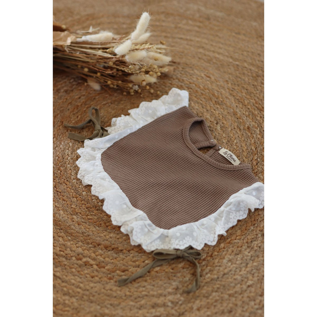 Lottie Lätzchen mit Spitze