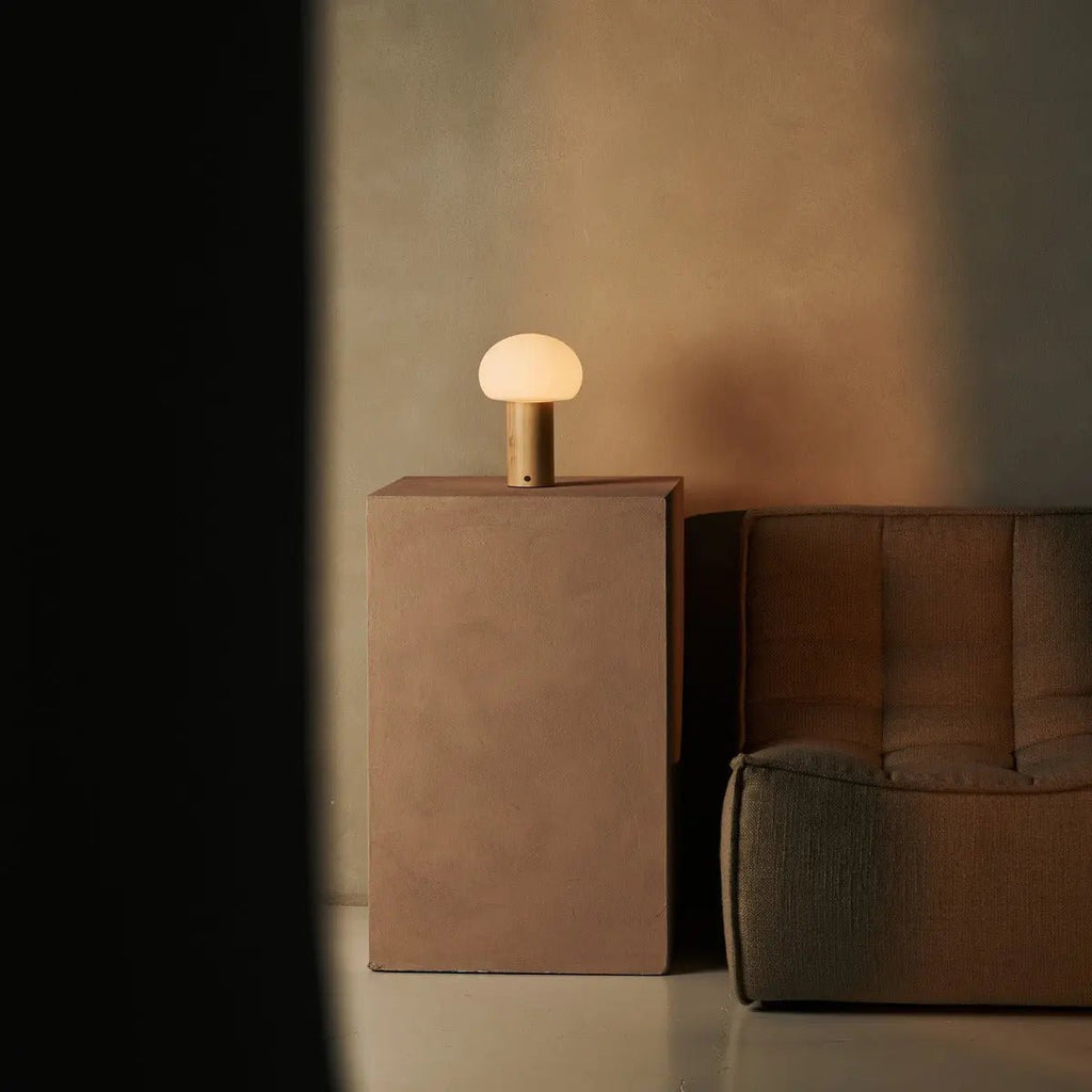 Sam Hellbraune Tischlampe aus Holz | Glas, wiederaufladbarer Akku und vielseitig