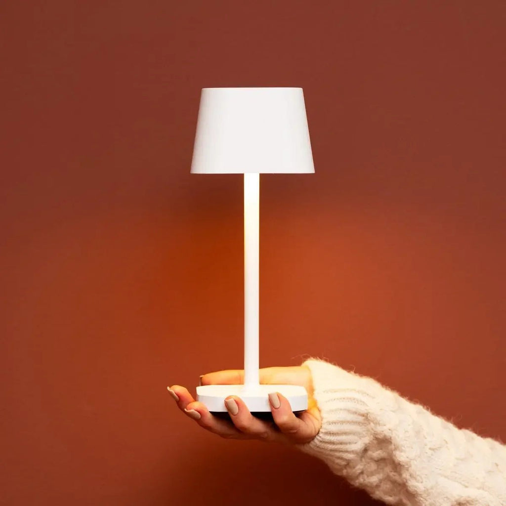 Ava Weiße wiederaufladbare Tischlampe | Stilvolle, kabellose und dimmbare Beleuchtung