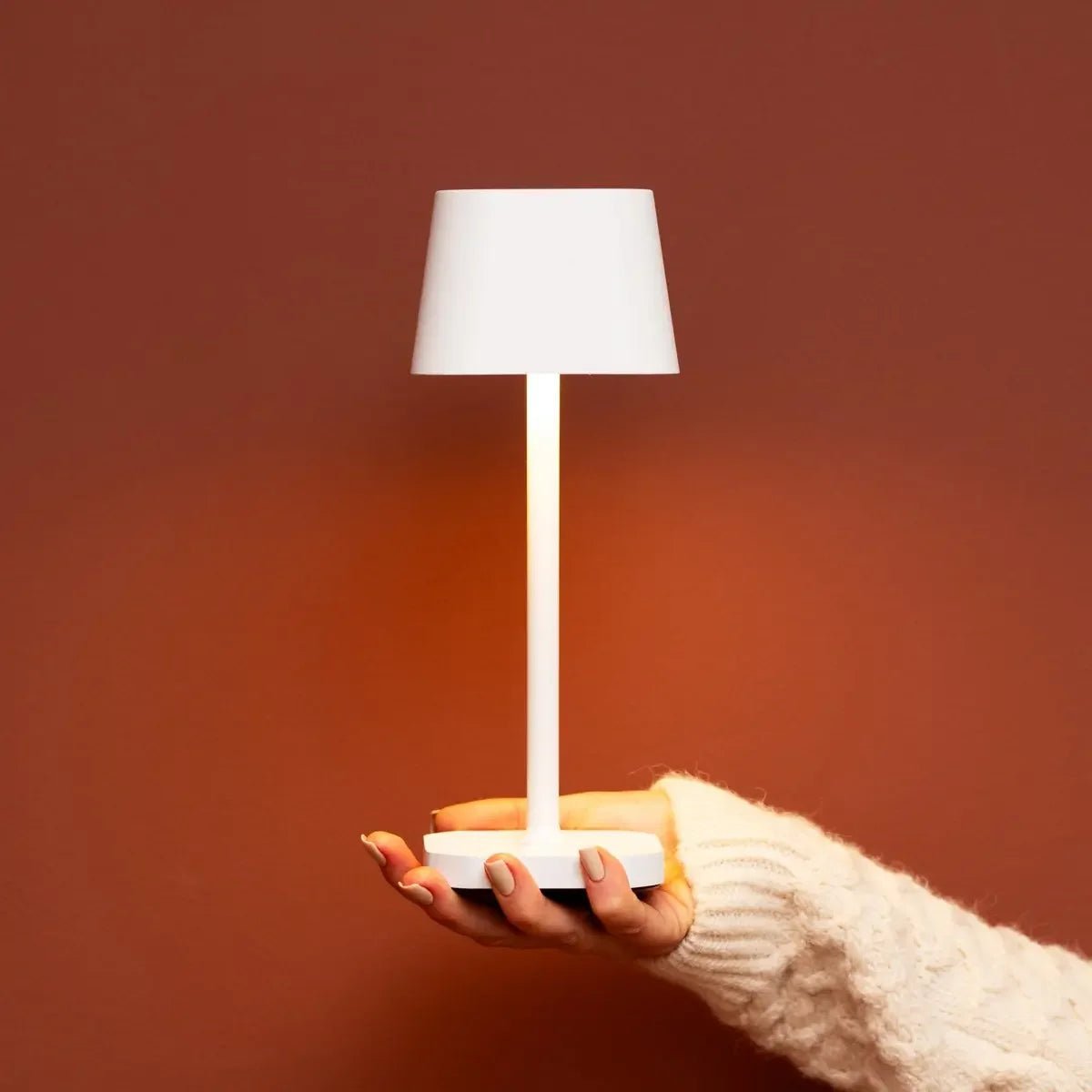 Ava Weiße wiederaufladbare Tischlampe | Stilvolle, kabellose und dimmbare Beleuchtung