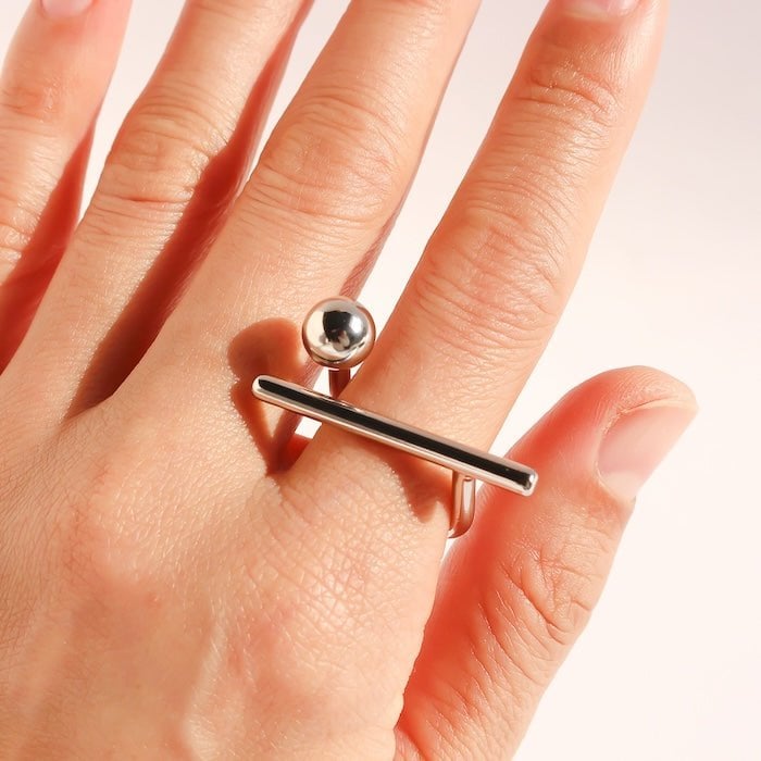Skulpturaler Balken und Punktring