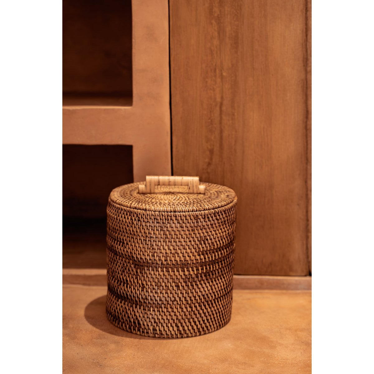Rattan-Korb niedrig als Aufbewahrung für Decken und Zeitschriften