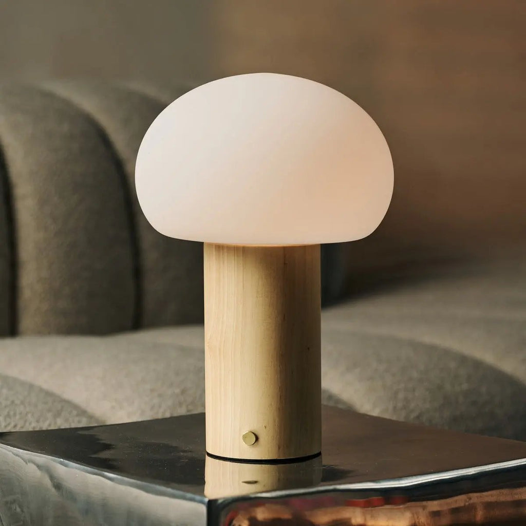 Sam Hellbraune Tischlampe aus Holz | Glas, wiederaufladbarer Akku und vielseitig