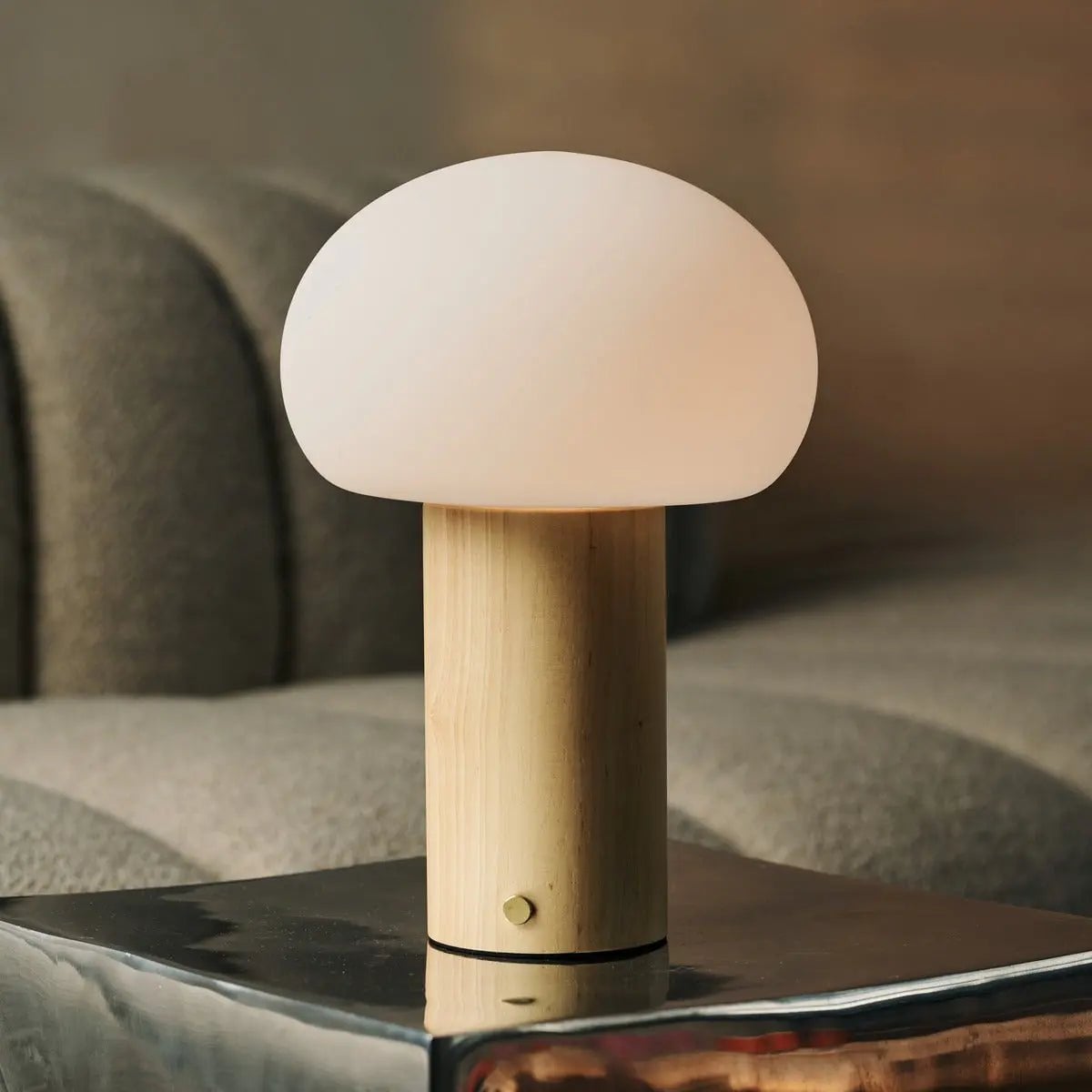 Sam Hellbraune Tischlampe aus Holz | Glas, wiederaufladbarer Akku und vielseitig
