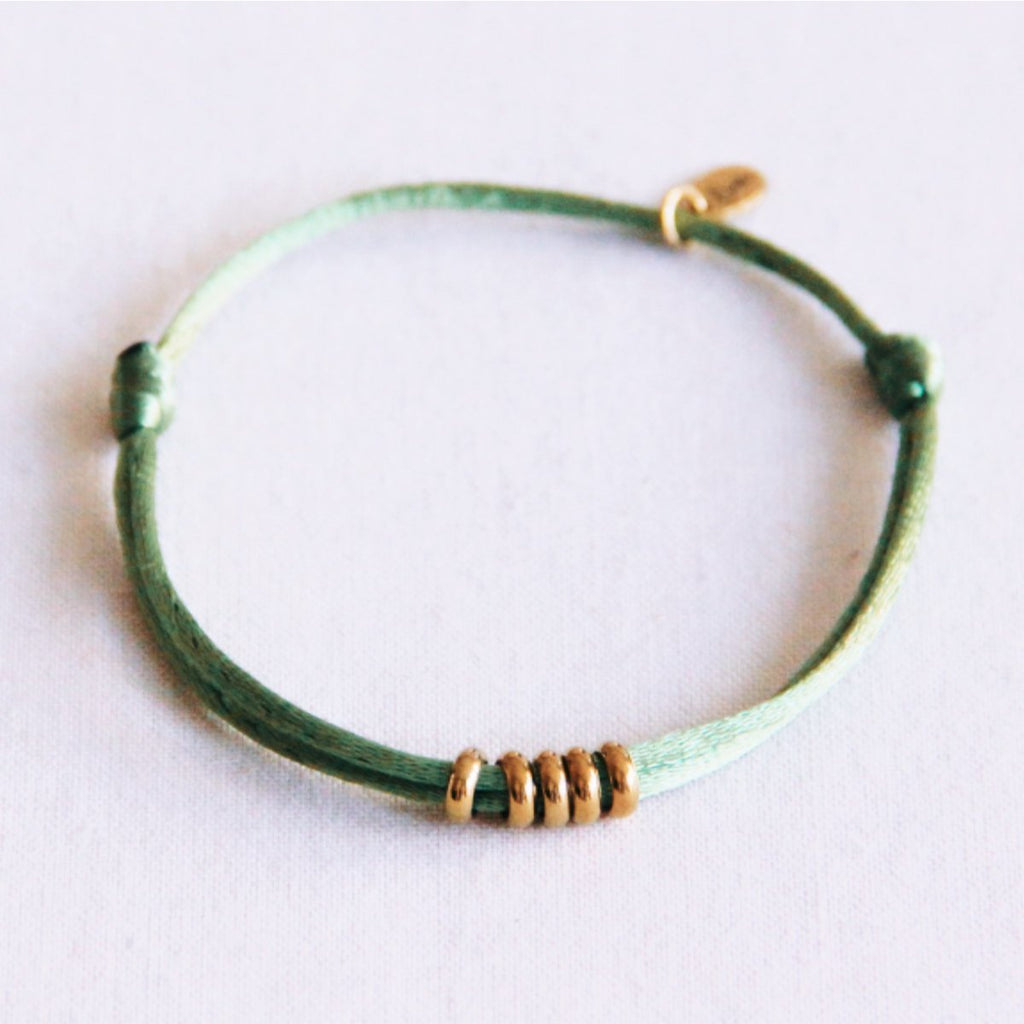 Satinarmband mit Ringen – grün/gold