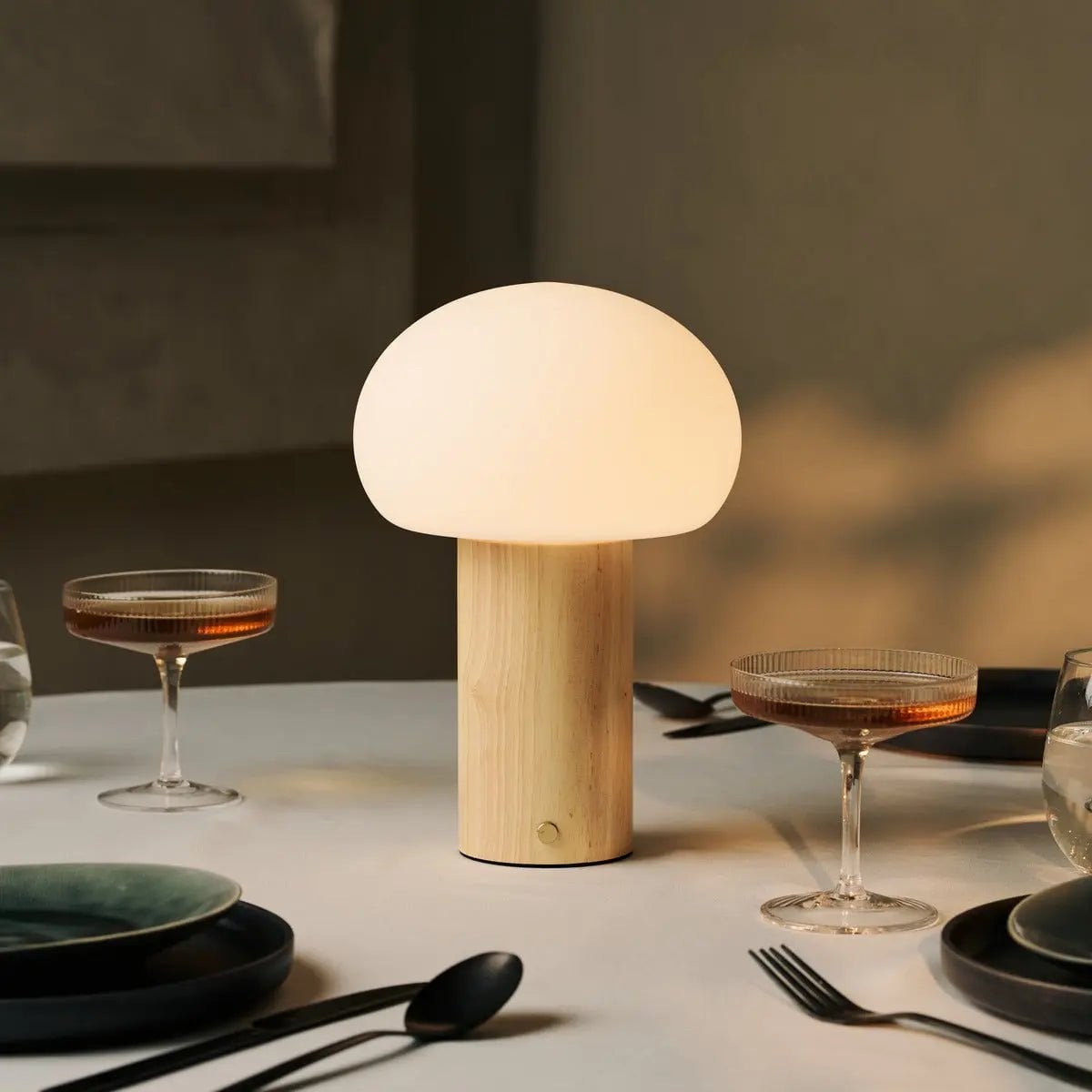 Sam Hellbraune Tischlampe aus Holz | Glas, wiederaufladbarer Akku und vielseitig